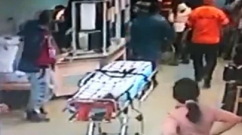 Medic agresat de părinţii unui copil. L-au bătut până ce i-a sângerat ochiul!