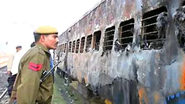 Unsprezece indieni, condamnati la moarte pentru incendierea unui tren