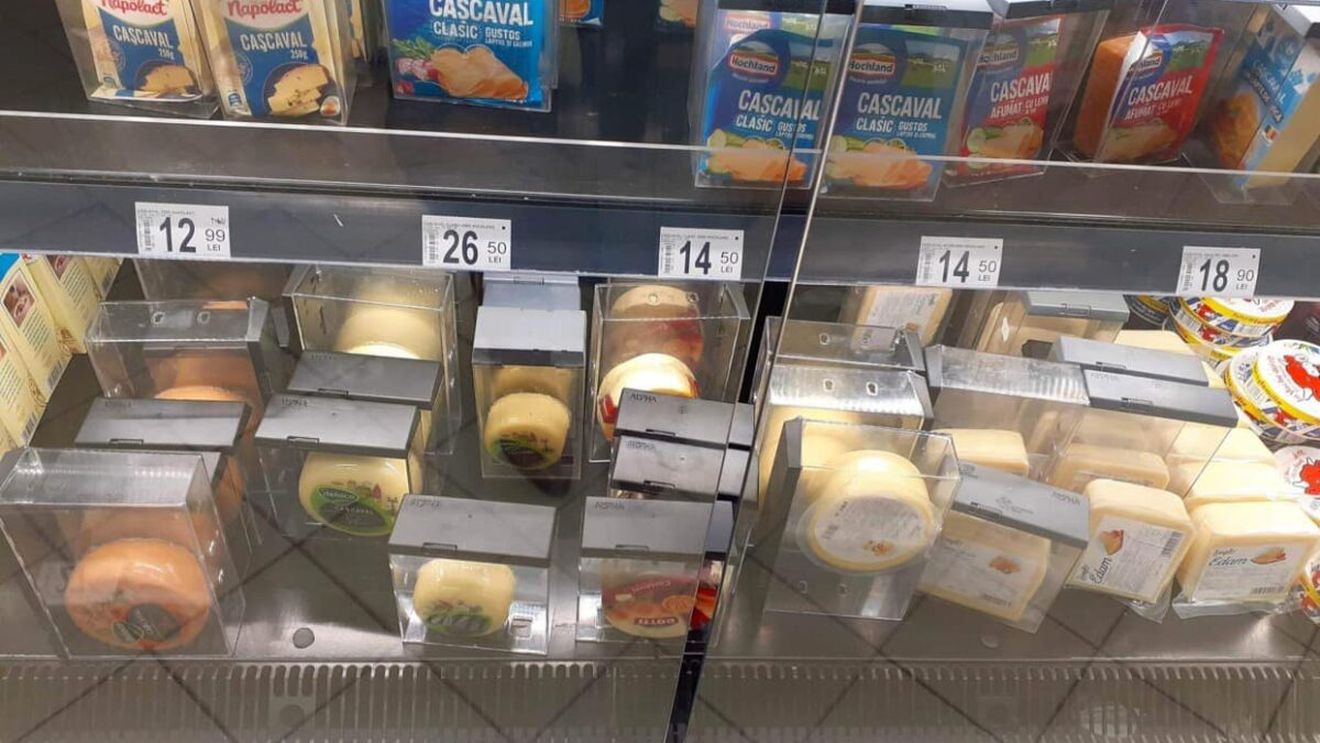 Ce au găsit oamenii într-un supermarket din Alexandria - Teleorman. Mai multe produse de la raftul de lactate au fost puse sub „cheie”