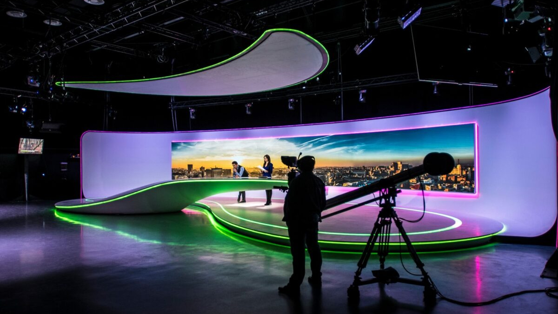 Triunghi amoros cu o fostă prezentatoare de la Antena 1 în prim plan. Bătaia a ținut prima pagină a ziarelor de scandal