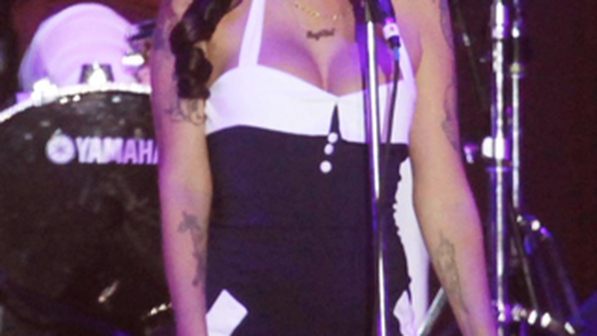 Amy Winehouse, o cantareata care s-a zbatut intre scandaluri de prima pagina si concerte exceptionale
