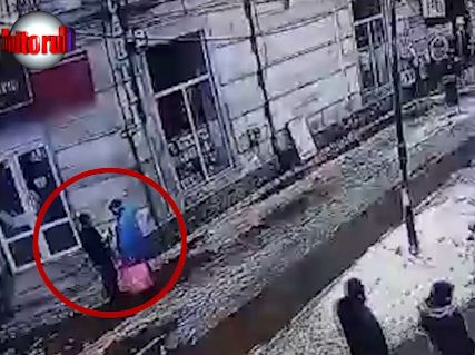 Noua metodă de furt face ravagii printre bătrâni! Hoții se dau drept „colegi de armată”, îi pupă și le fură portofelele! Imagini incredibile