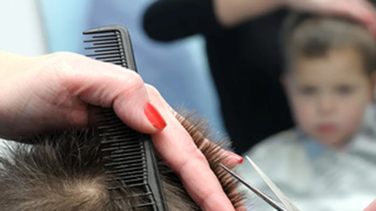 O profesoara din Iasi a tuns un elev in clasa, in fata colegilor!