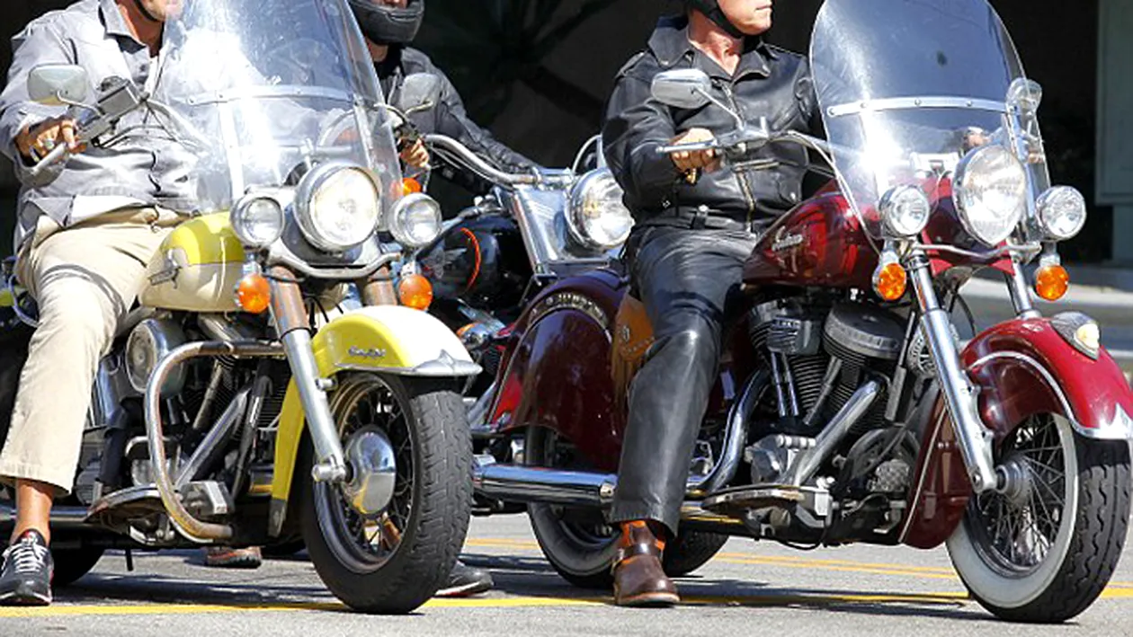 He is back! Arnold Schwarzenegger face show la 65 de ani, pe motocicleta din 1940 - Vezi cum arata imbracat tot in piele si cu ochelarii din Terminator - E fabulos