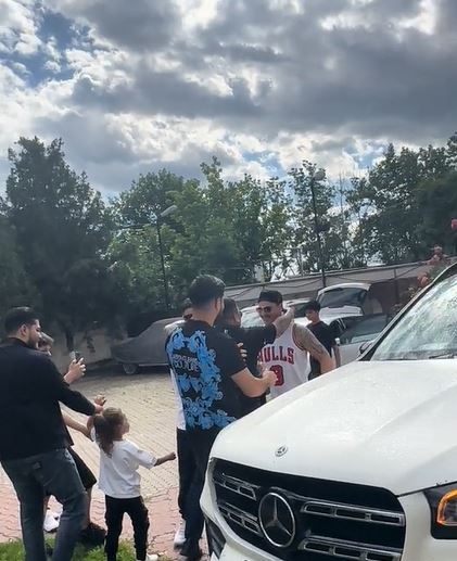 Ireal! Cum au fost aşteptaţi acasă cei trei fii ai Sidoniei, după crima de la Padina. Imagini sfidătoare: „Bine v-am găsit”