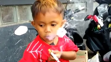 Șocant! Un băiețel de doi ani fumează două pachete de țigări pe zi! Replica uluitoare a părinților