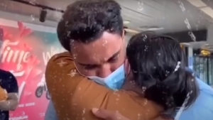 Imagini emoționante. Cum a fost întâmpinat Jador pe aeroport, la întoarcerea în România - mama lui a plâns în hohote!