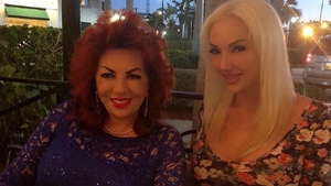Din ce face bani Alexandra Harra, fiica faimoasei prezicătoare. Tânăra i-a dăruit mamei sale, Carmen, o nepoată superbă