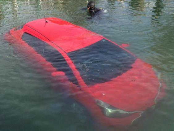 Imagini incredibile! O tânără a sărit cu maşina într-un lac, pentru că aşa i-a „spus“ GPS-ul să facă