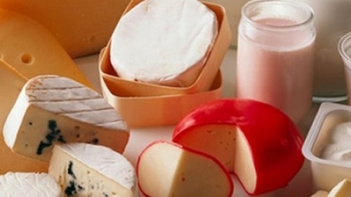 Toţi românii trebuie să ştie asta! O bacterie extrem de periculoasă a fost găsită în produsele lactate