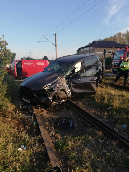 A scăpat ca prin minune după ce mașina lui a fost lovită de tren