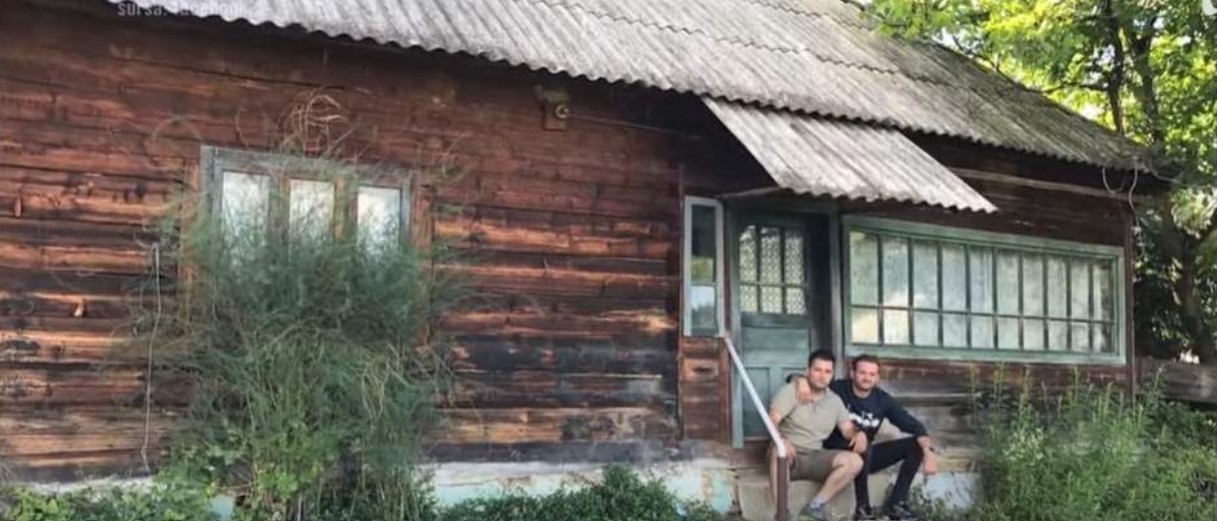 Cum arată casa lui Sorin Brotnei din Maramureș. Acoperișul e realizat într-un mod care nu se mai folosește în prezent