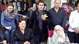 VIDEO Invitat-surpriză la ziua bunicii lui Ionut Dolănescu! Vezi cine a venit la ziua bătrânei care a implinit ieri 101 ani