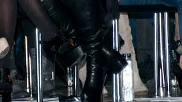 Mult prea indrazneata cu asistentul ei! Oana Roman s-a pipait cu Andrei Jilavu in timpul unei prezentari de moda