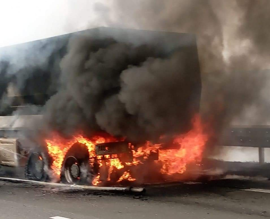 Imagini de groază. Un camion a izbucnit în flăcări pe autostradă. Traficul a fost blocat