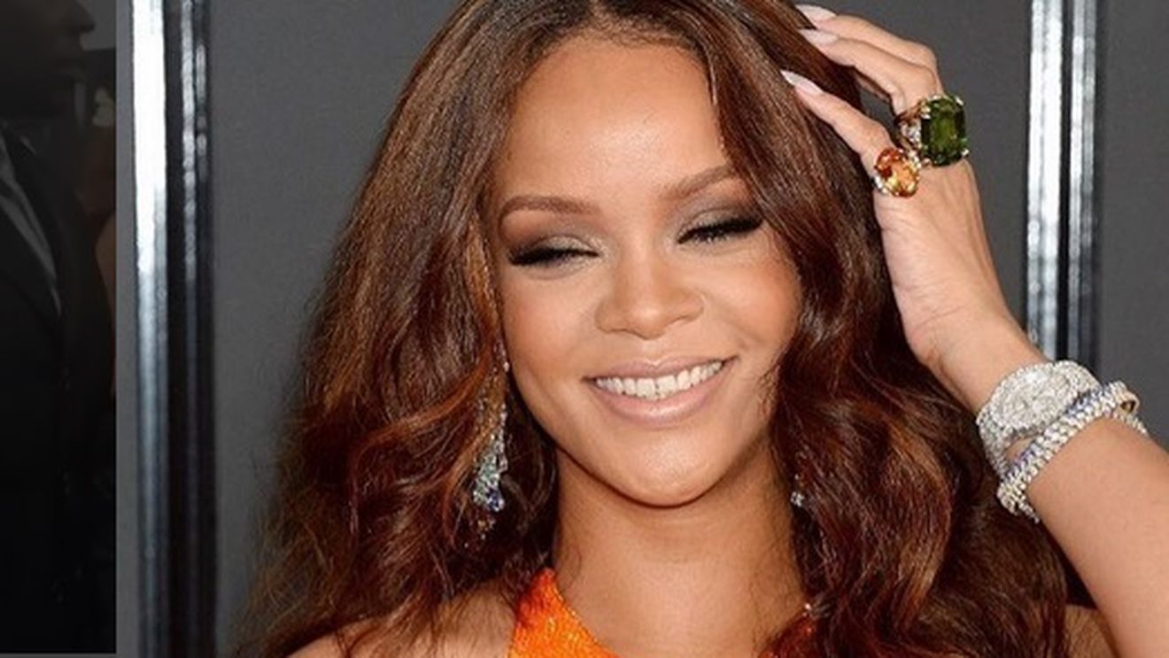 Rihanna a făcut senzaţie la Grammy! Ţinuta aleasă pentru apariţia pe covorul roşu i-a lăsat pe toţi fără cuvinte