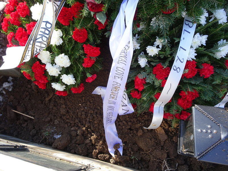 EXCLUSIV! Imaginile durerii! Victor Spirescu a fost înmormântat în cadrul unei ceremonii restrânse! Gestul sfâşietor făcut la groapă de mama lui