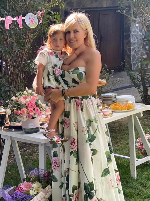 Elena Udrea, într-o rochie foarte decoltată și strâmtă pe bustul generos. Ea și Adrian Alexandrov își sărbătoresc azi fetița. Eva Maria a avut ținuta asortată cu a mamei sale