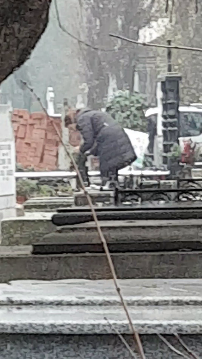 Văduva lui Fane Spoitoru
i-a împodobit mormântul 
celui mai cunoscut interlop al României