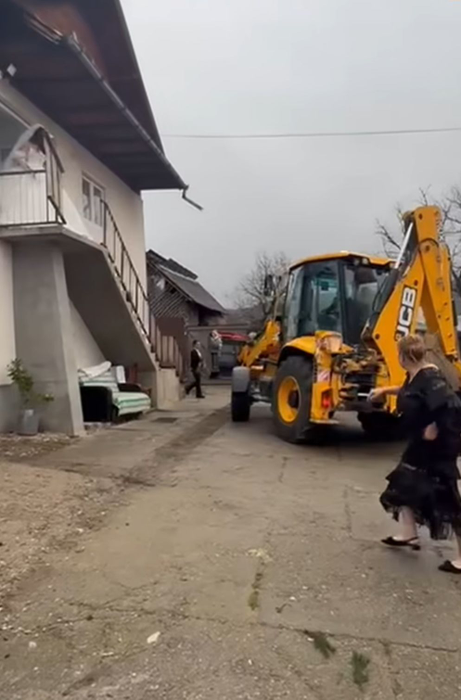 Nu e un banc! Cum au fost scoasă din casă această mireasă, în ziua nunții