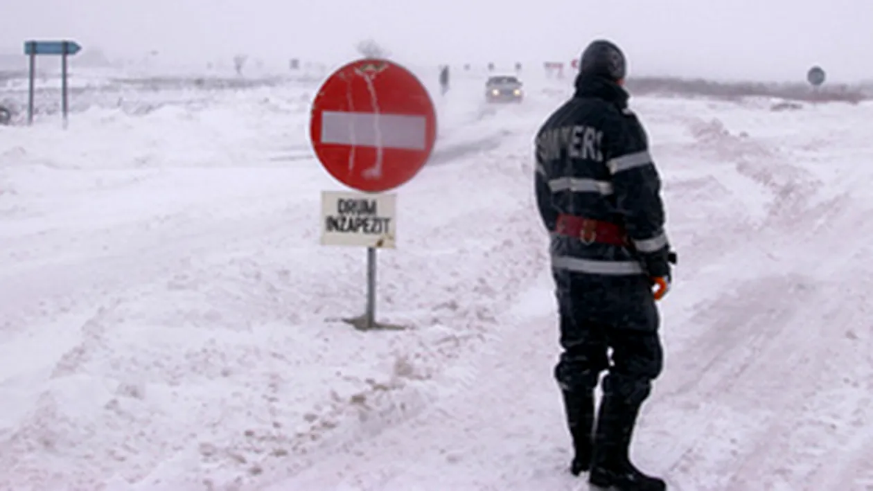 Afla ce drumuri nationale s-au inchis la ora 18! Cateva judete sunt paralizate din cauza viscolului si ninsorii!