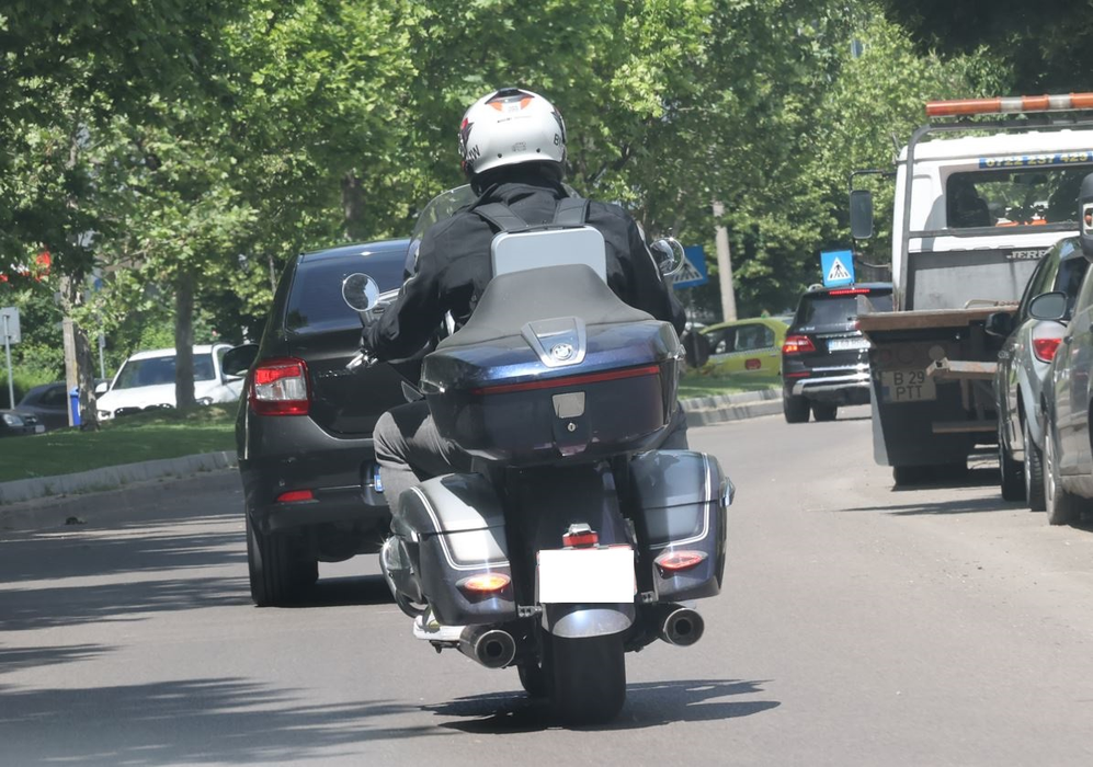 Cabral își continuă drumul după ce rezolvă diferendul cu șoferul dubei, în stilul propriu  (Foto: CANCAN.RO)