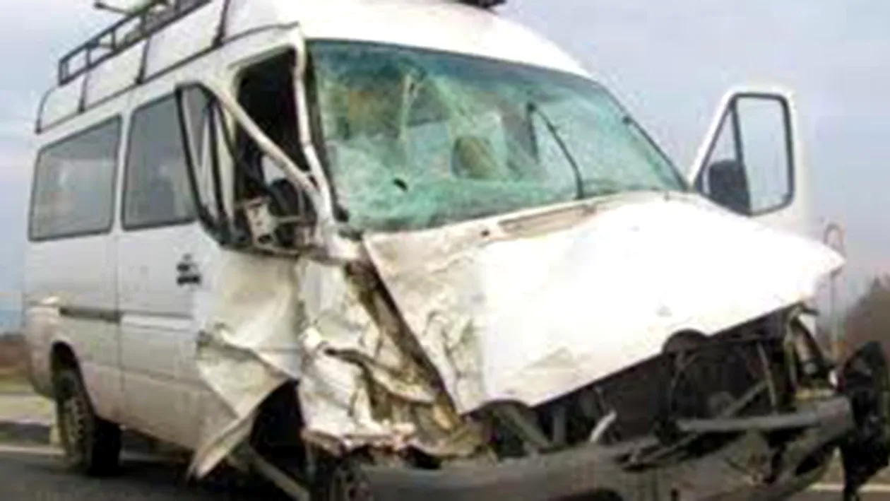 Accident grav în Caraş - Severin! Doi morţi şi 13 răniţi după ce un microbuz a fost lovit de un autoturism