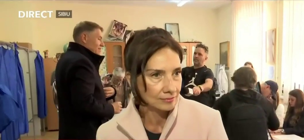 Carmen Iohannis a rămas în palton. (captură video)