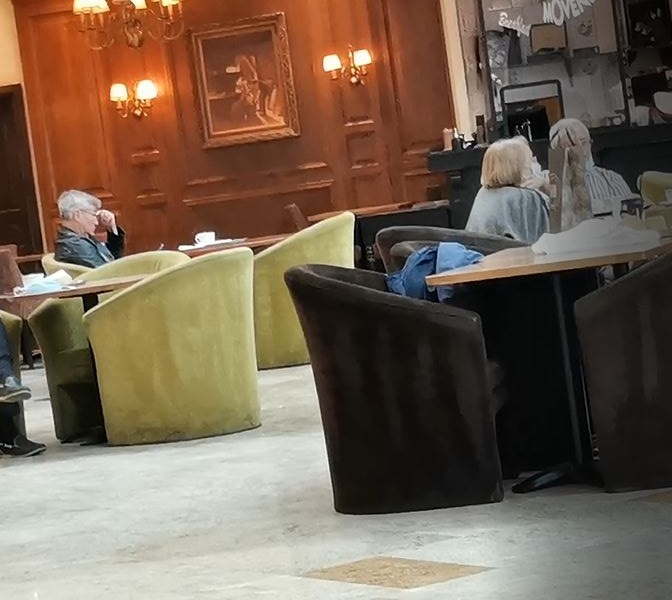 Dan Bittman, singur-singurel, la cafenea în mall