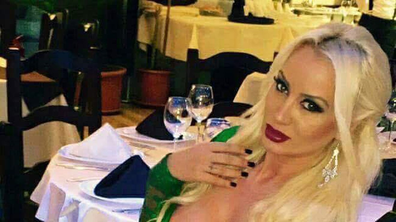 SIMONA TRAŞCĂ, surprinsă în ipostaze ruşinoase în avion! Ce făcea blonda de faţă cu toată lumea