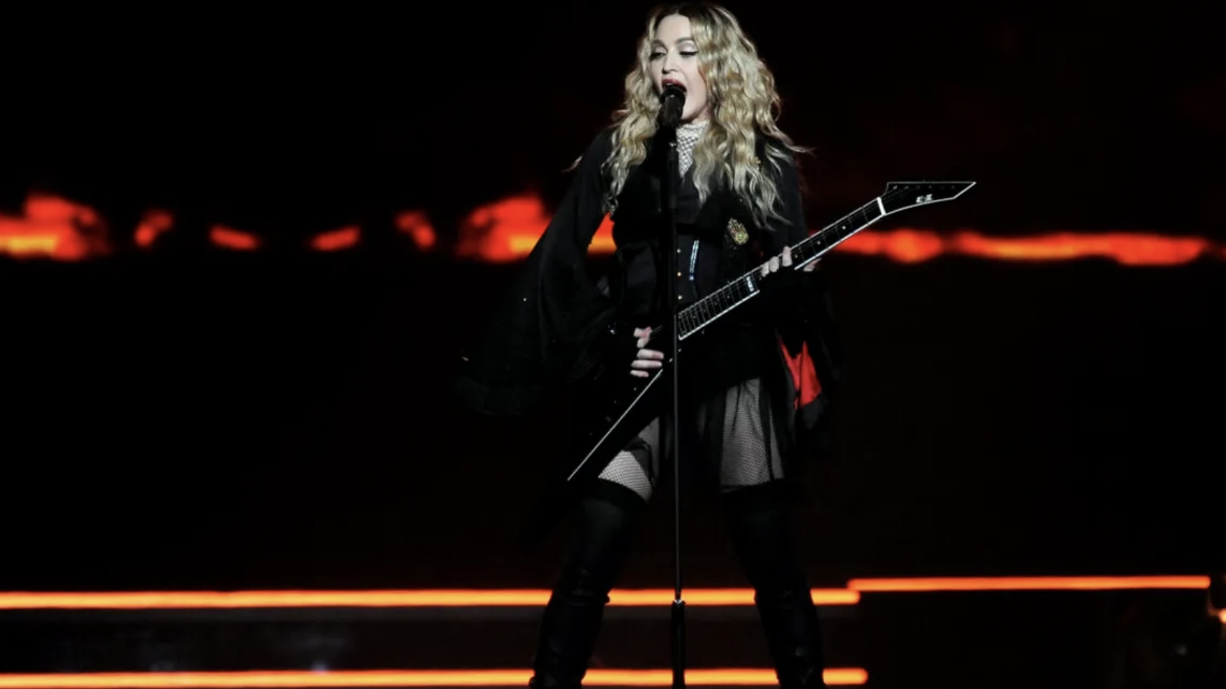 Madonna a făcut o gafă uriașă la concertul din Los Angeles. Cântăreața i-a cerut unui fan să se ridice în picioare, chiar dacă acesta era imobilizat. Iată cum a reacționa artista când a văzut!