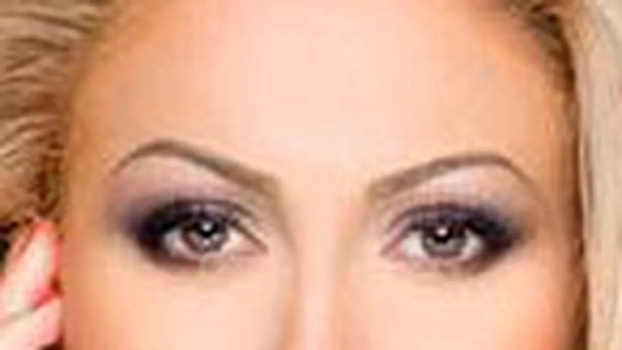 A avut curaj sa se fotografieze la 37 de ani imediat dupa ce s-a trezit, fara machiaj. Nici n-o recunosti, dar e celebra