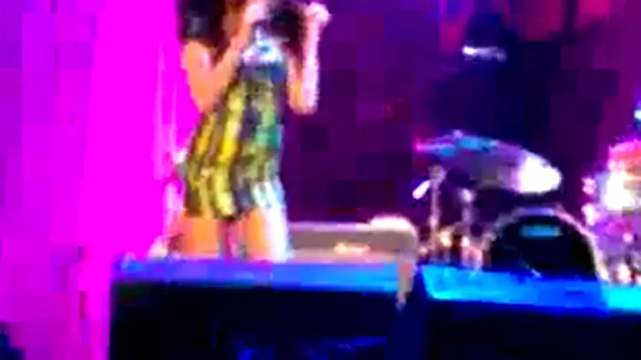 VIDEO Amy Winehouse a intrat beata pe scena la ultimul concert! A fost huiduita de fanii sarbi!
