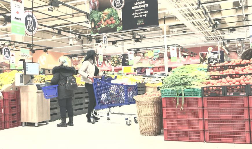 A terminat de cântărit, și-a luat căruciorul și a plecat