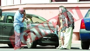 Madalin Voicu se lasa agatat de cetatene, pe strada