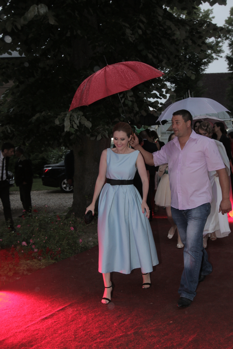 Aşa nu le-aţi mai văzut niciodată! Cum se apără vedetele de la noi de ploaie şi vânt!