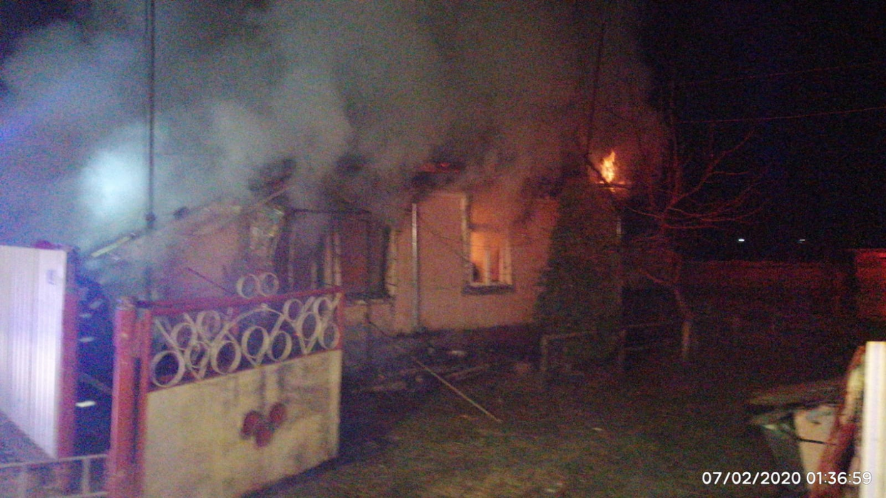 Incendiu violent la o casă din Vrancea. Un bărbat a suferit arsuri grave