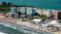 Atenţie, momente scandaloase la Mamaia! Cad scaune și pahare din cer! Se aruncă de la balcoanele hotelurile. Oameni răniţi + maşini avariate!