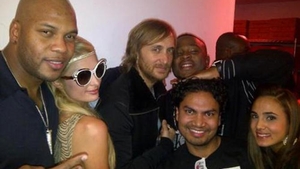 VIDEO Incearca sa se relanseze in muzica? Paris Hilton are o noua melodie produsa de David Guetta! Ce parere ai de vocea ei, e buna?