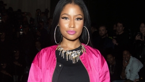 NICKI MINAJ, cea mai incendiară apariţie de până acum. A îmbrăcat doar o bucată de sfoară în loc de tricou