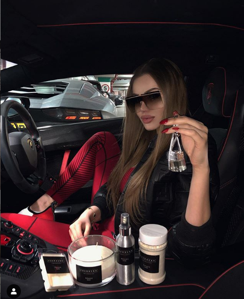 Ce maşină are Daria Radionova, iubita rusoaică a lui Alex Bodi după divorţul de Bianca Drăguşanu. Şi femeile întorc capul după ea: e acoperită toată de pietre preţioase