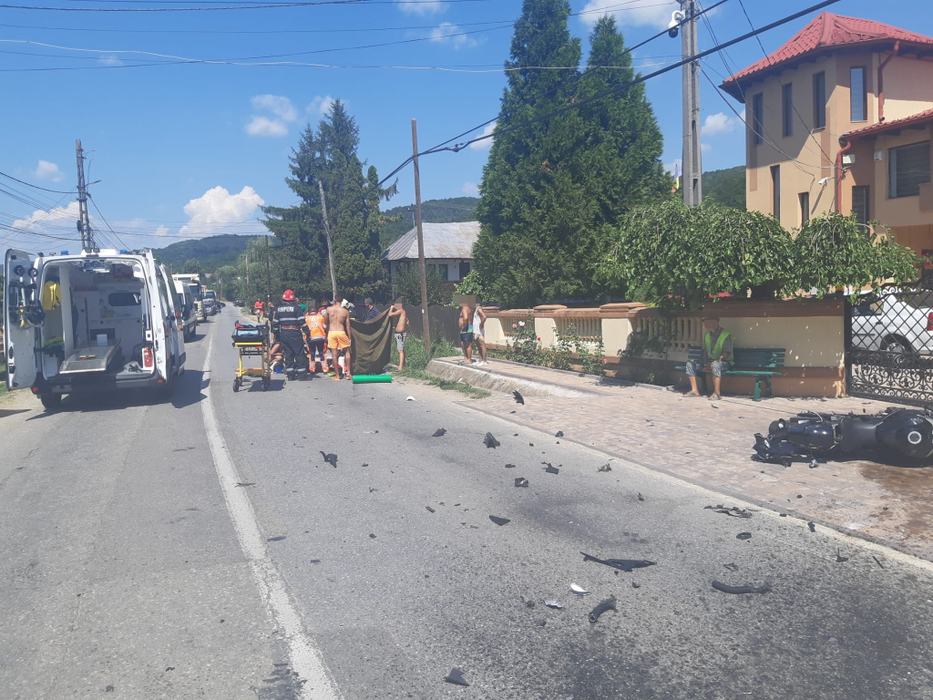 Accident grav în Argeș! Un motociclist a fost spulberat de pe șosea după impact cu două autoturisme