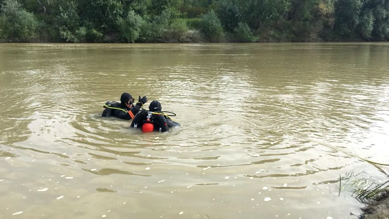 Băiatul de 11 ani dispărut în râul Siret, lângă Roman, a fost găsit înecat. Mama s-a l-a văzut plutind pe apă și a alertat autoritățile