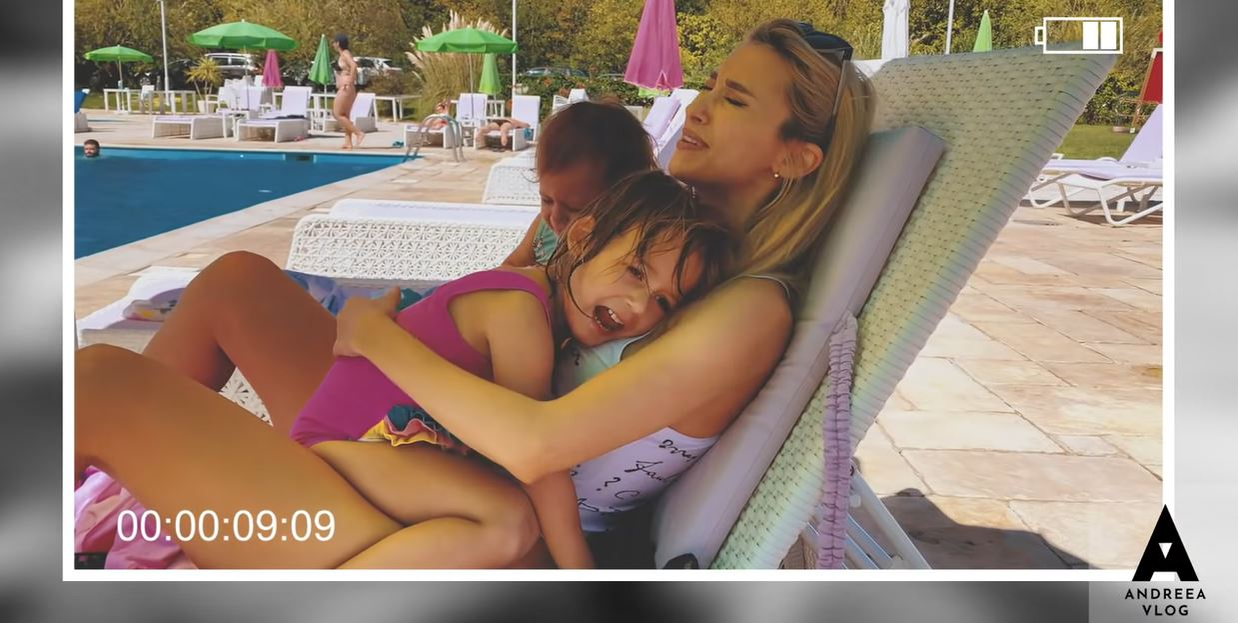 Andreea Bălan, gafă în timp ce se afla la piscină cu fiicele. I s-au văzut zonele intime prin costumul de baie alb și decupat | VIDEO