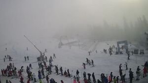 Turiștii au luat cu asalt pârtia de schi Platoul Soarelui de la Straja. Au fost impuse reguli speciale din cauza pandemiei