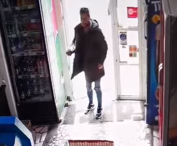 FOTO. Cei mai proști hoți sunt din Iași. Cum au jefuit doi tineri un supermarket din oraș, în plină criză COVID-19