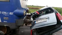 O şoferiţă a scăpat cu viaţă după ce autoturismul ei a fost lovit în plin de un tren! E incredibil ce a salvat-o pe femeie