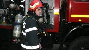 Ei au grija ca noi sa petrecem linistiti de Revelion! Cine lucreaza in Noaptea dintre Ani