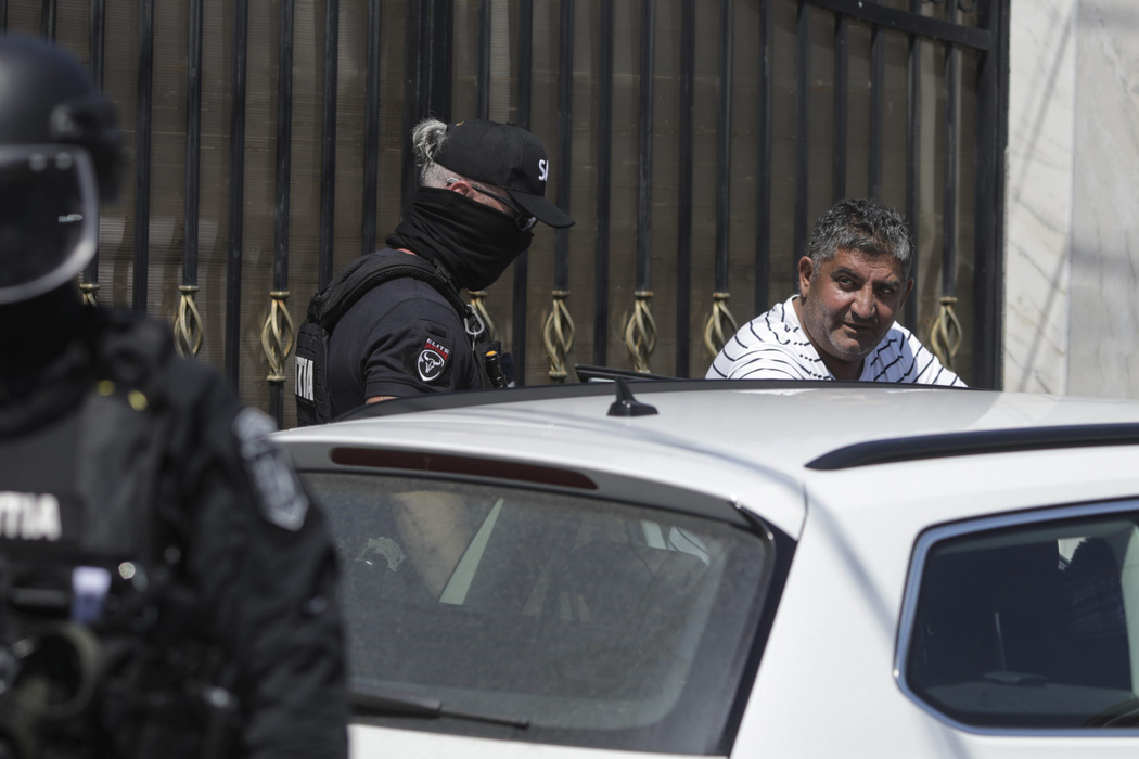 Polițiștii au făcut percheziții ample (Foto: Inquam Photos/Octav Ganea)