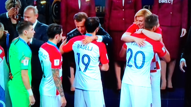 Franța e campioana mondială! Imagini emoționante cu învinșii, croații, consolați de șefa țării, Kolinda Grabar-Kitarović! Putin și Macron i-au îmbrățișat și ei